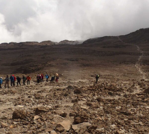 group-of-hikers-before-the-barafu-camp-1236